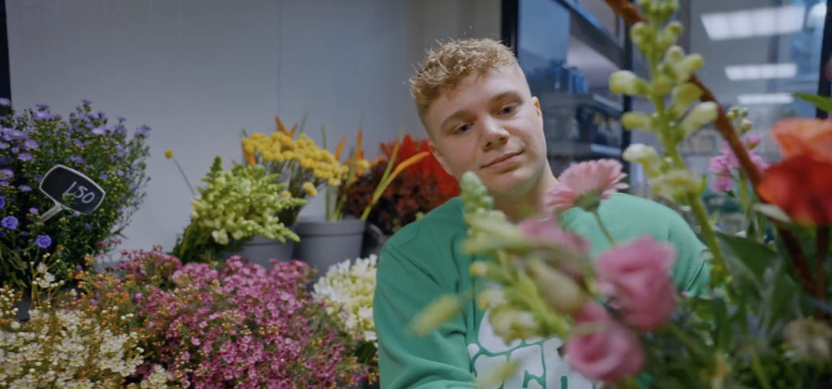 Meisje zittend op een bank voor kluisjes