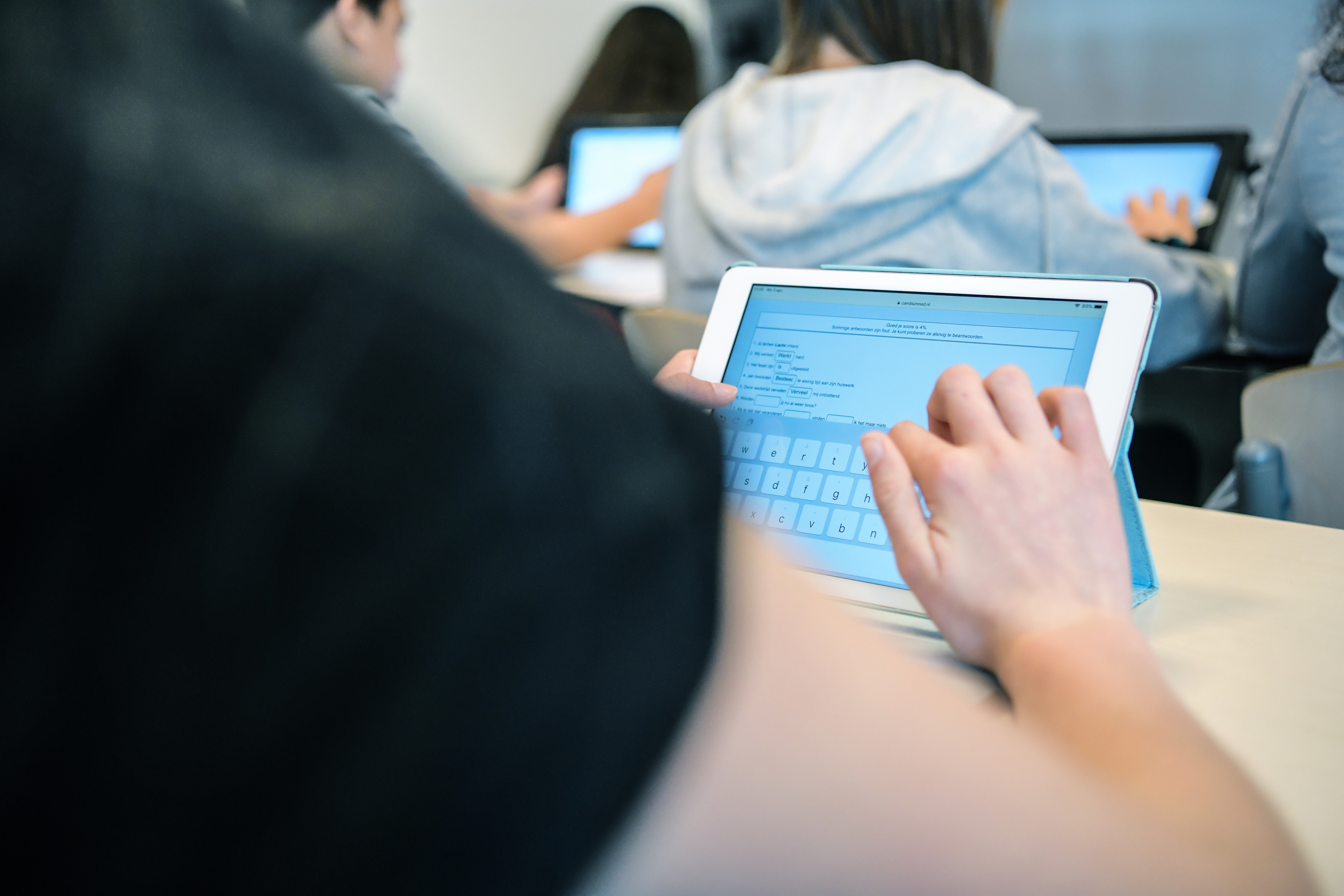 Leerlingen werken met tablets