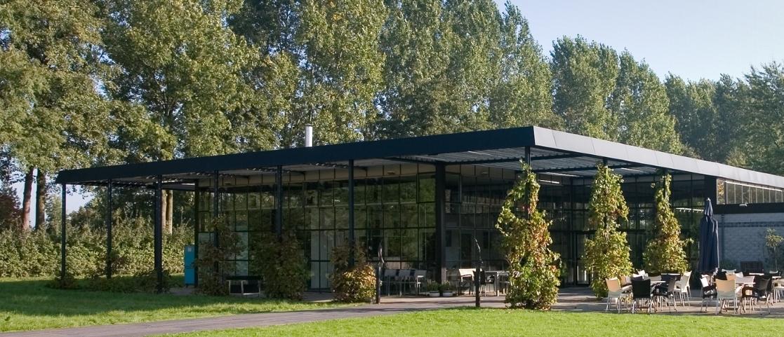 Meisje zittend op een bank voor kluisjes