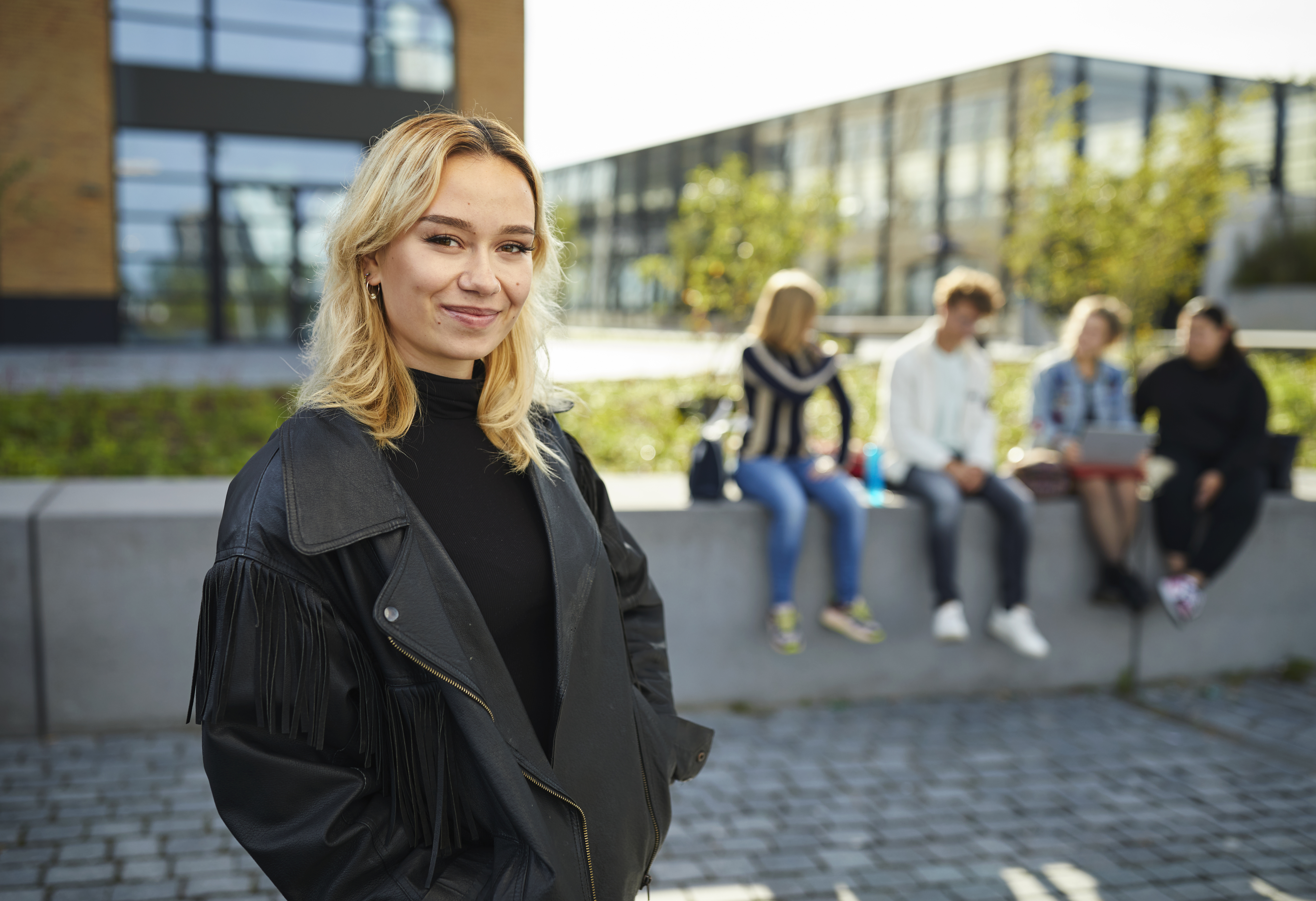 Docent leidt groep lachende studenten in klaslokaal